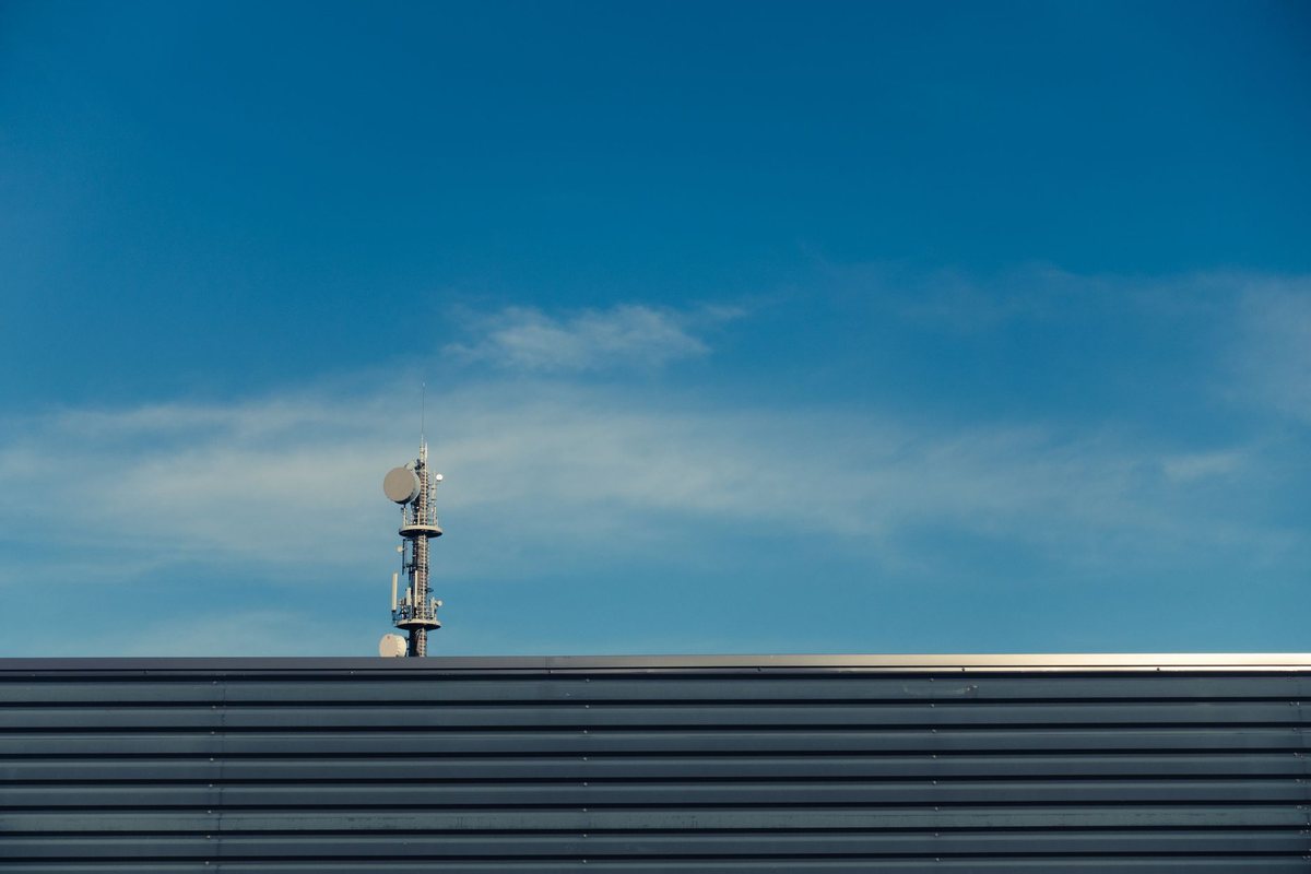 Antenna TV su un tetto a Reggio Emilia dopo il vento del 15 luglio