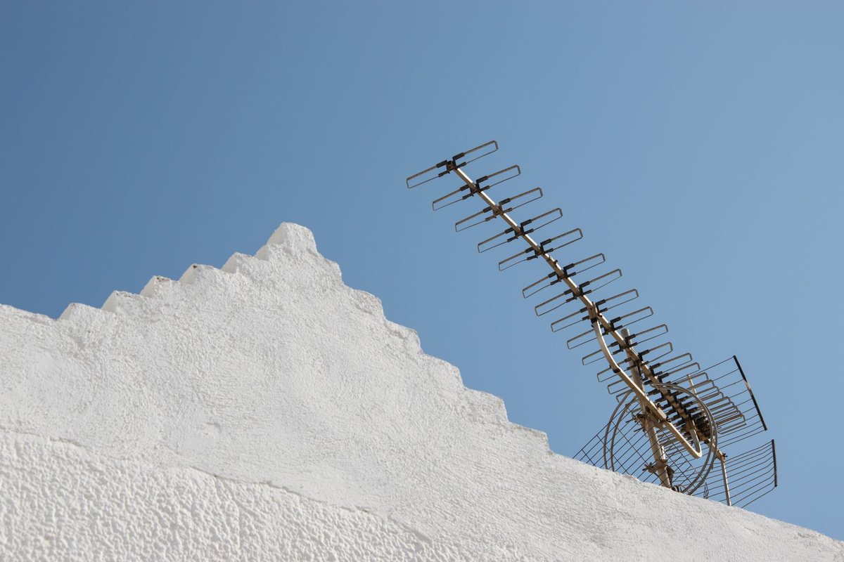 Antenna TV su un tetto a Reggio Emilia dopo il vento del 15 luglio