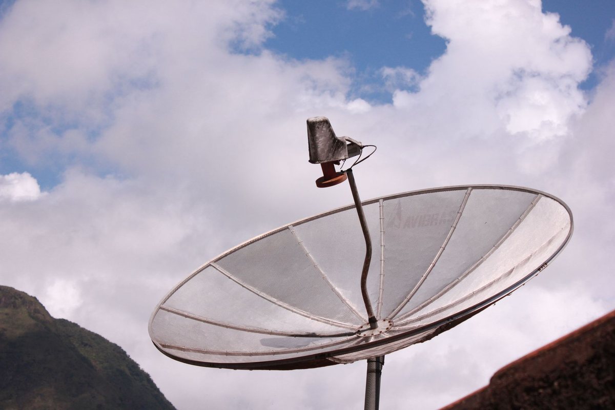 Antenna TV su un tetto a Reggio Emilia dopo il vento del 15 luglio
